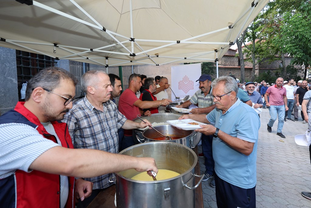 NAMAZ SONRASI YEMEK İKRAMINDA BULUNULDU