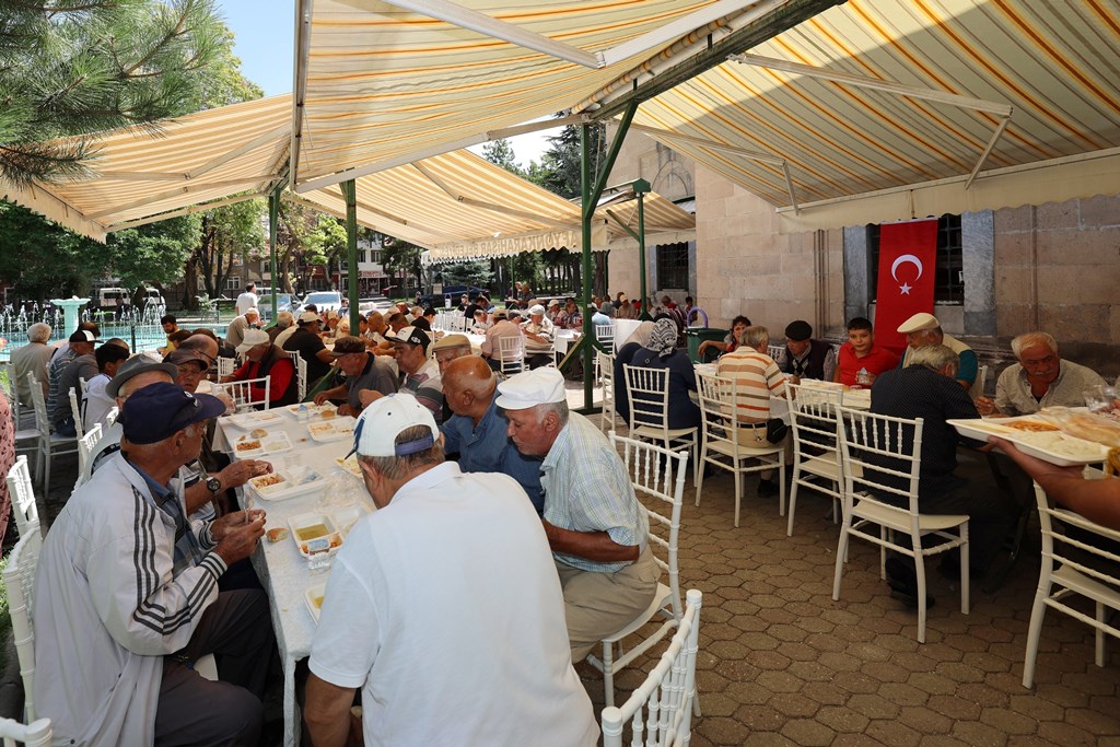 NAMAZ SONRASI YEMEK İKRAMINDA BULUNULDU