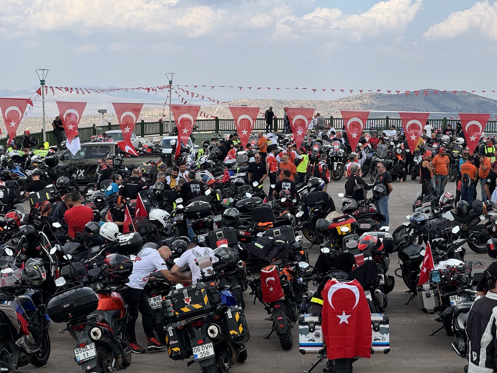 600 MOTOSİKLET GÖNÜLLÜSÜ "SÜVARİNİN İZİNDEN" ETKİNLİĞİ İÇİN BULUŞTU
