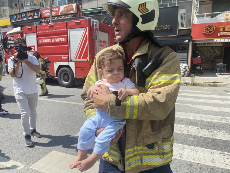 Yangında Can Pazarı: Camlarda kurtarılmayı beklediler