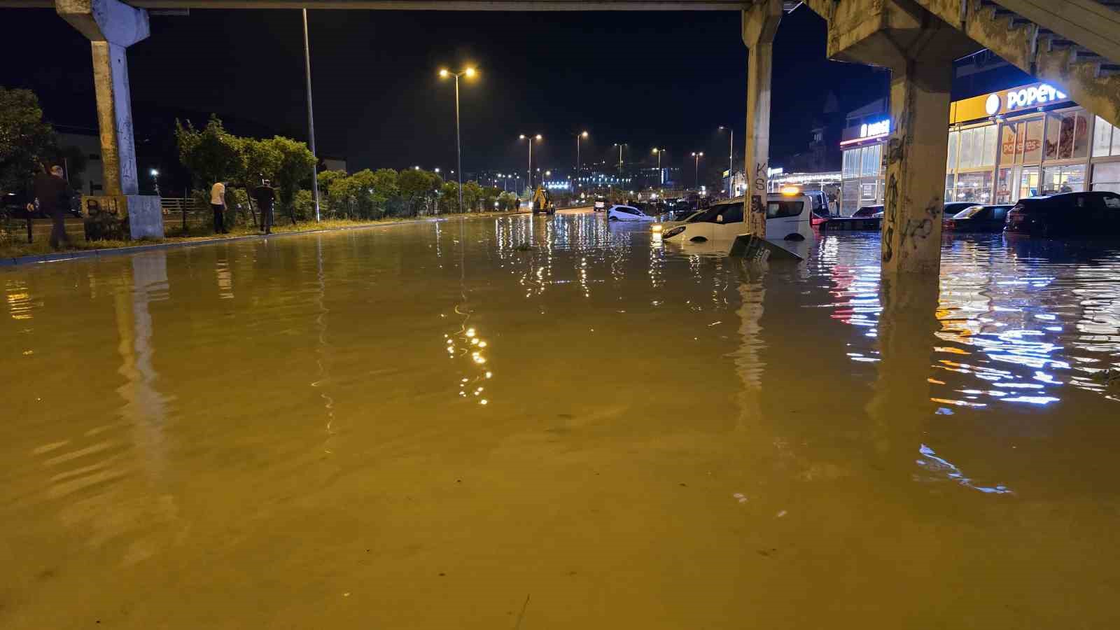 SAĞANAK YAĞIŞ HAYATI FELÇ ETTİ