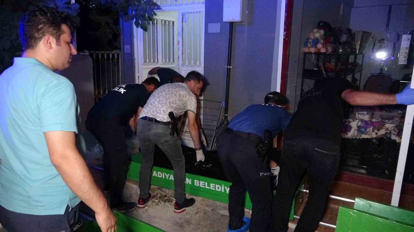 Cinnet Getiren Şahıs Eşini Öldürdü!