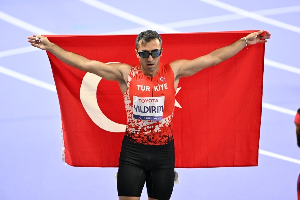 BAKAN GÖKTAŞ MADALYA'YI ÜLKEMİZE KAZANDIRAN YILDIRIM'I TEBRİK ETTİ