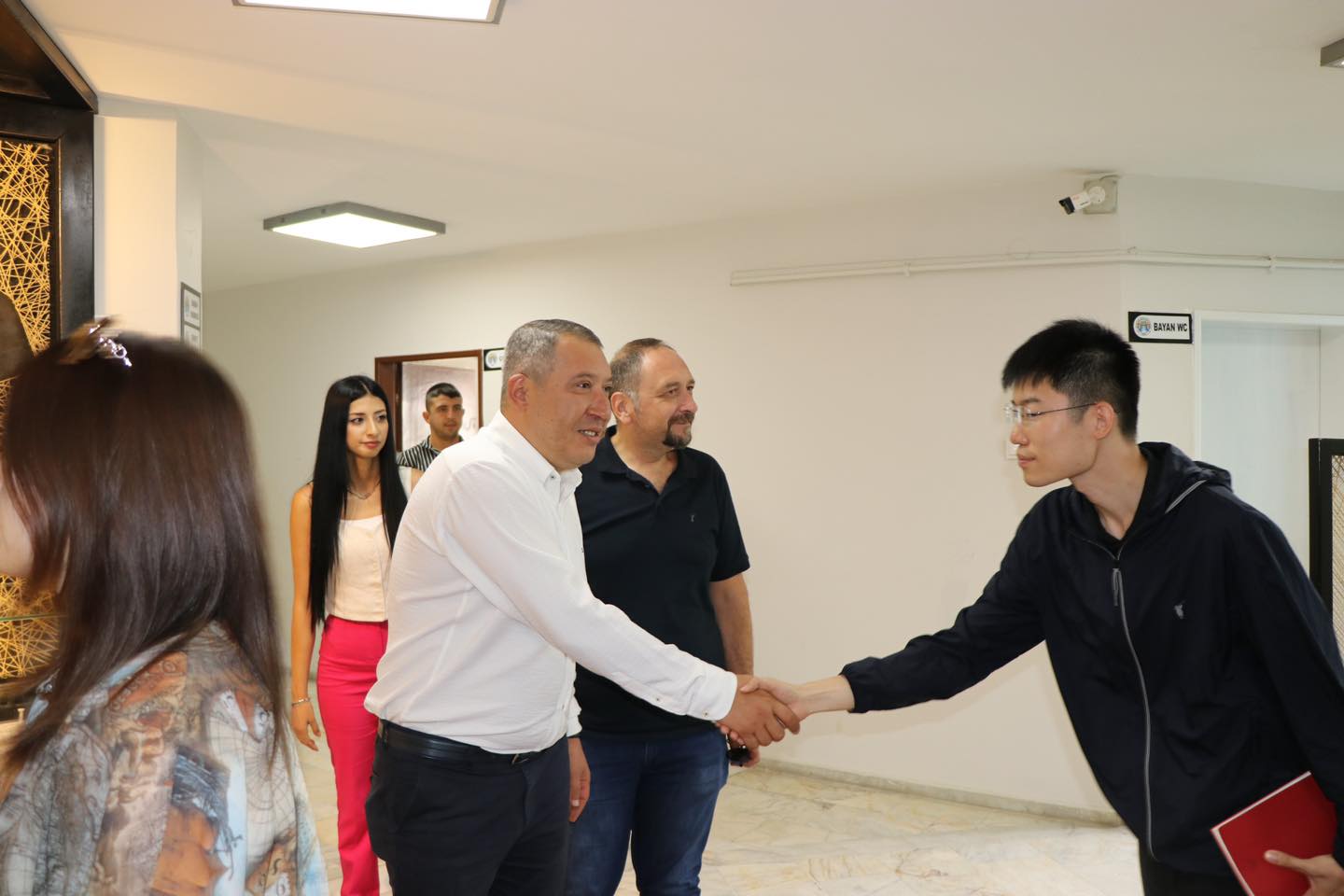 ÇİN TSİNGHUA ÜNİVERSİTESİ ÖĞRETMEN VE ÖĞRENCİLERİNDEN BELEDİYE BAŞKANI VEYSEL TOPÇU’YA ZİYARET