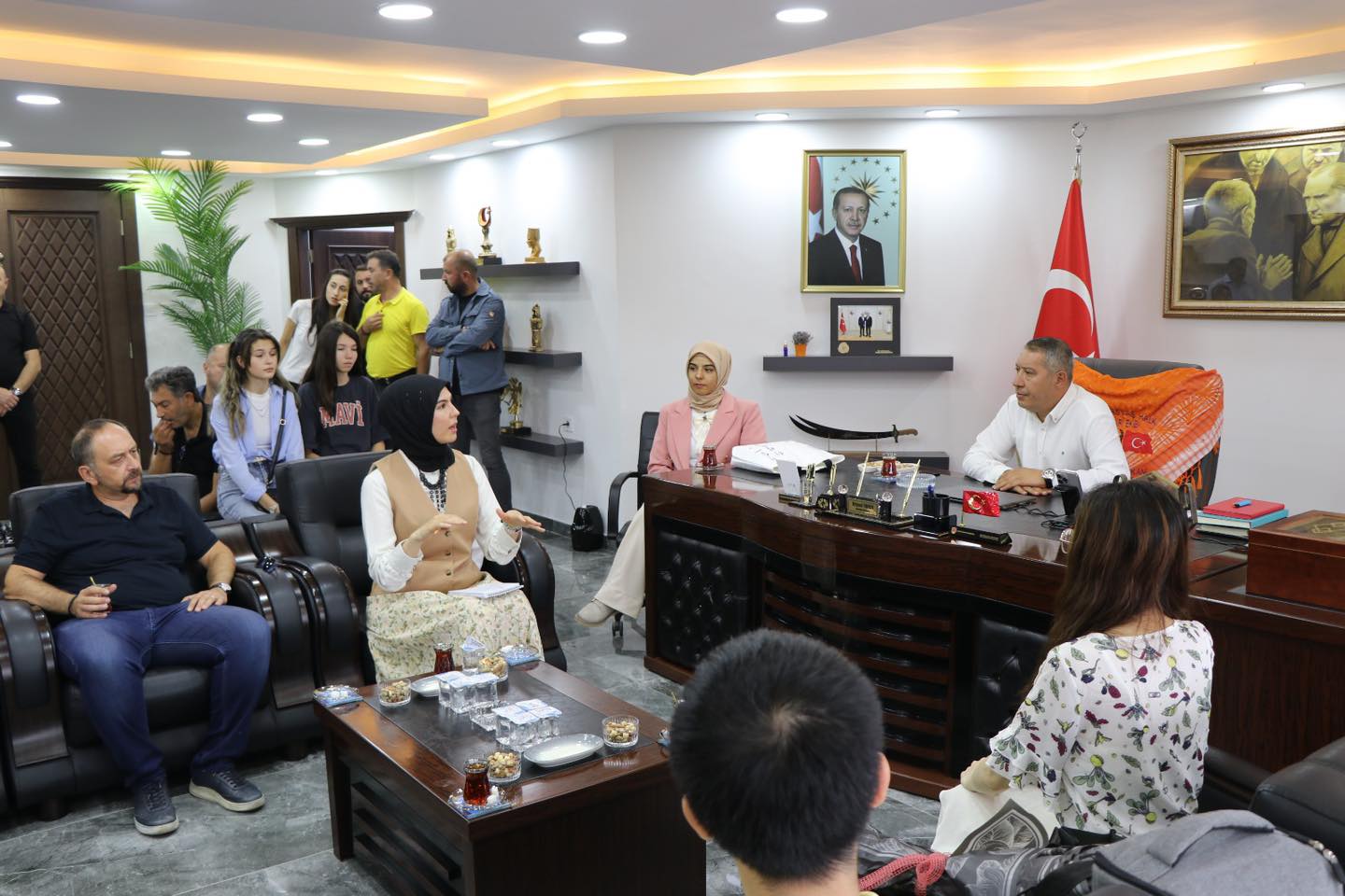 ÇİN TSİNGHUA ÜNİVERSİTESİ ÖĞRETMEN VE ÖĞRENCİLERİNDEN BELEDİYE BAŞKANI VEYSEL TOPÇU’YA ZİYARET
