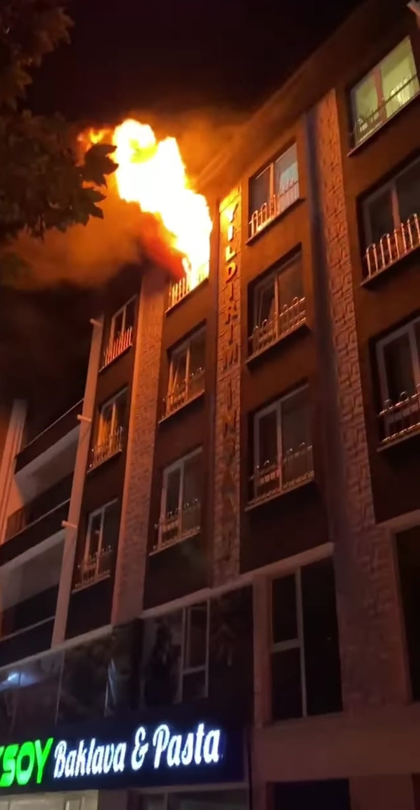 Afyon’da geceyi alevler aydınlattı