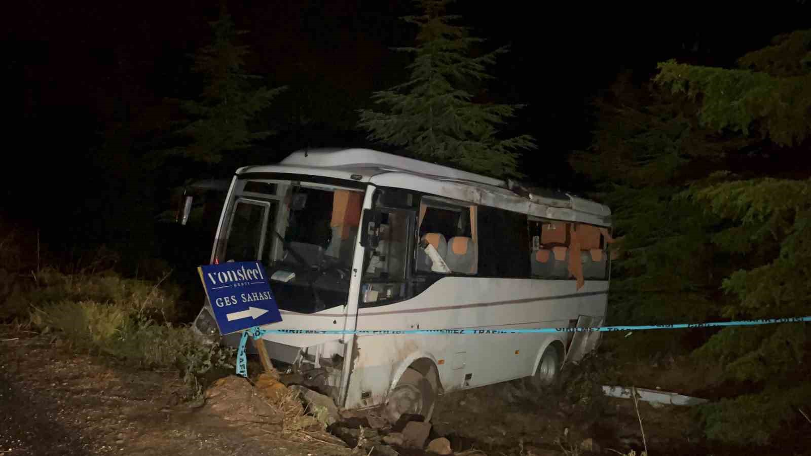 Polis Memurlarını Taşıyan Midibüs Şarampole Uçtu: 14'ü Polis 15 Yaralı