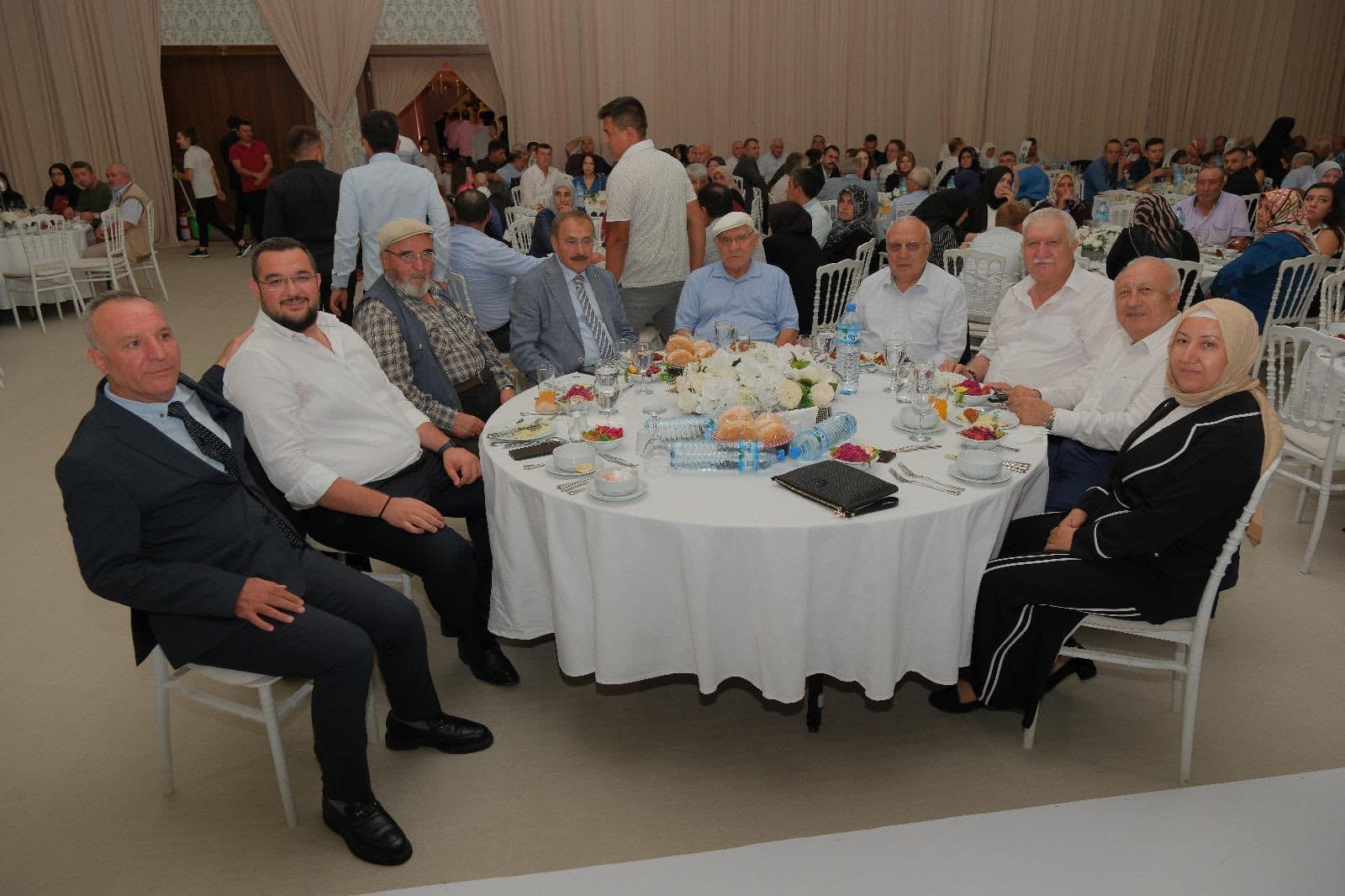 Eski Bakan Veysel Eroğlu Gençlerin Mutluluğuna Ortak Oldu