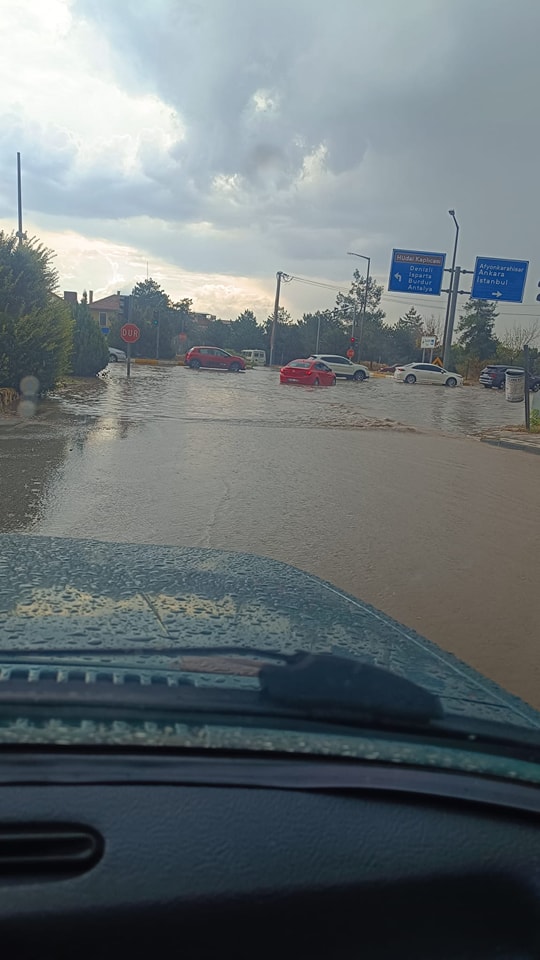 Sandıklı’da Sağanak Yağmur Hayatı Felç Etti