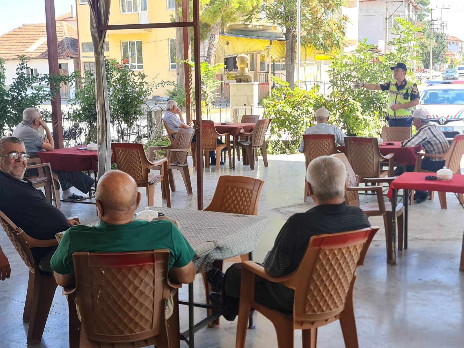 TRAFİK JANDARMA PERSONELİ DAZKIRI'DA VATANDAŞA BİLGİ VERDİ