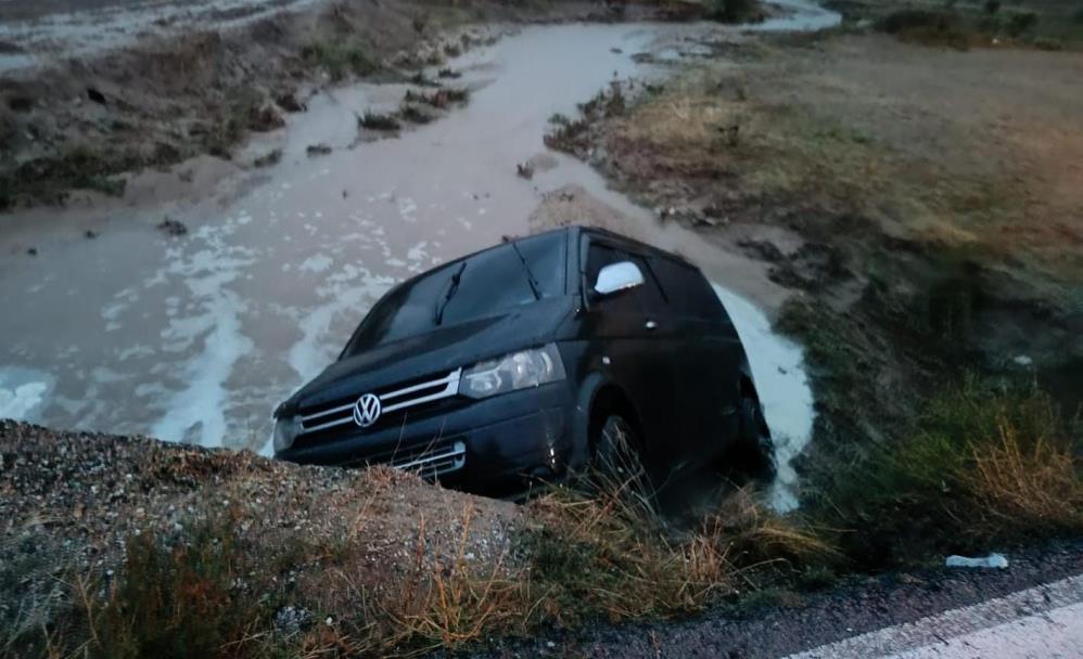 Son Dakika: Minibüs Dereye Uçtu!  Kazada 4 Kişi Yaralandı