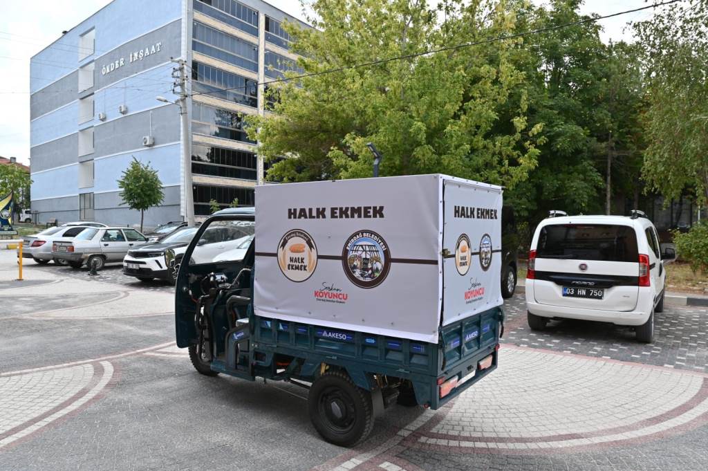 EMİRDAĞ BELEDİYESİ HALK EKMEK HİZMETİNE YENİ ARAÇ KATILDI