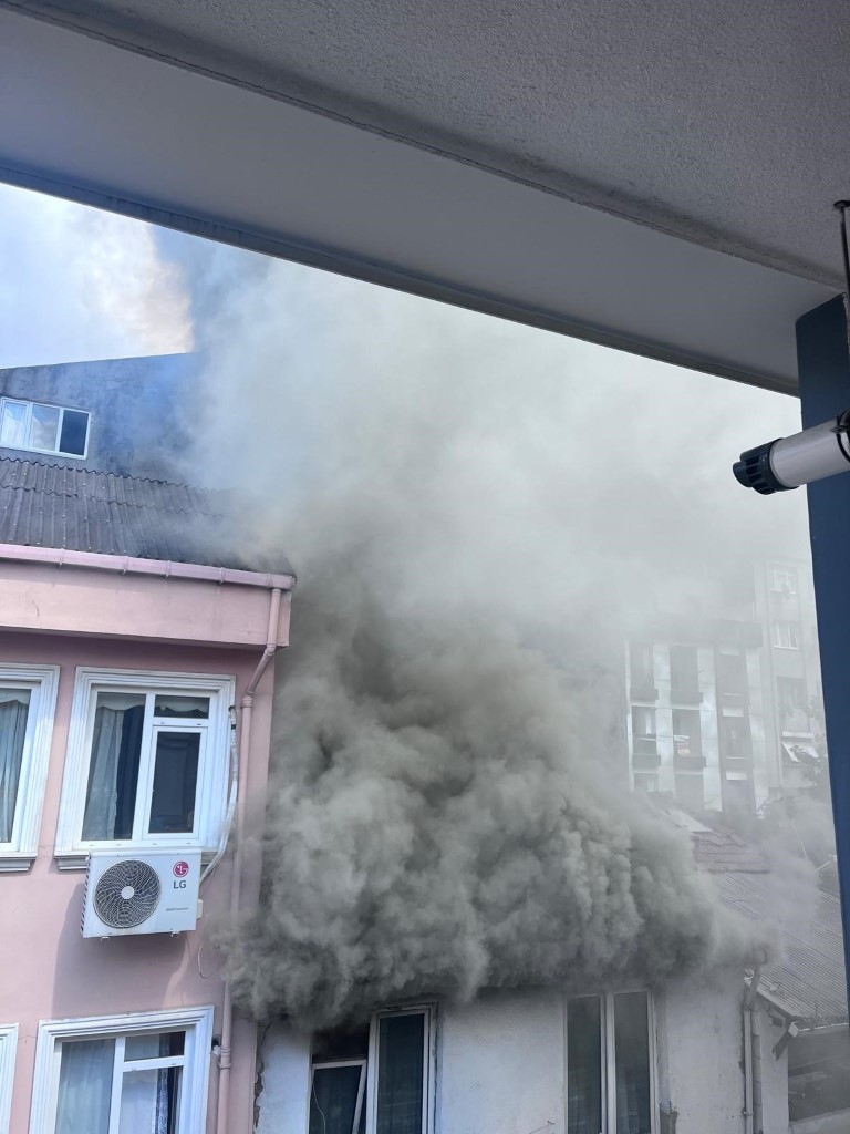 Beyoğlu’ndaki Yangında Can Pazarı!  Eşi ve çocuklarına ulaşamayan baba gözyaşlarına boğuldu