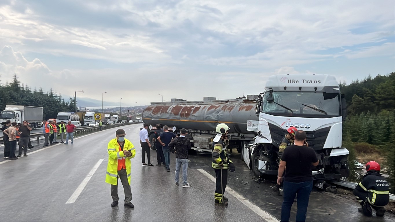 TEM’de Zincirleme Kaza! LPG yüklü tanker ağaçlık alana uçtu
