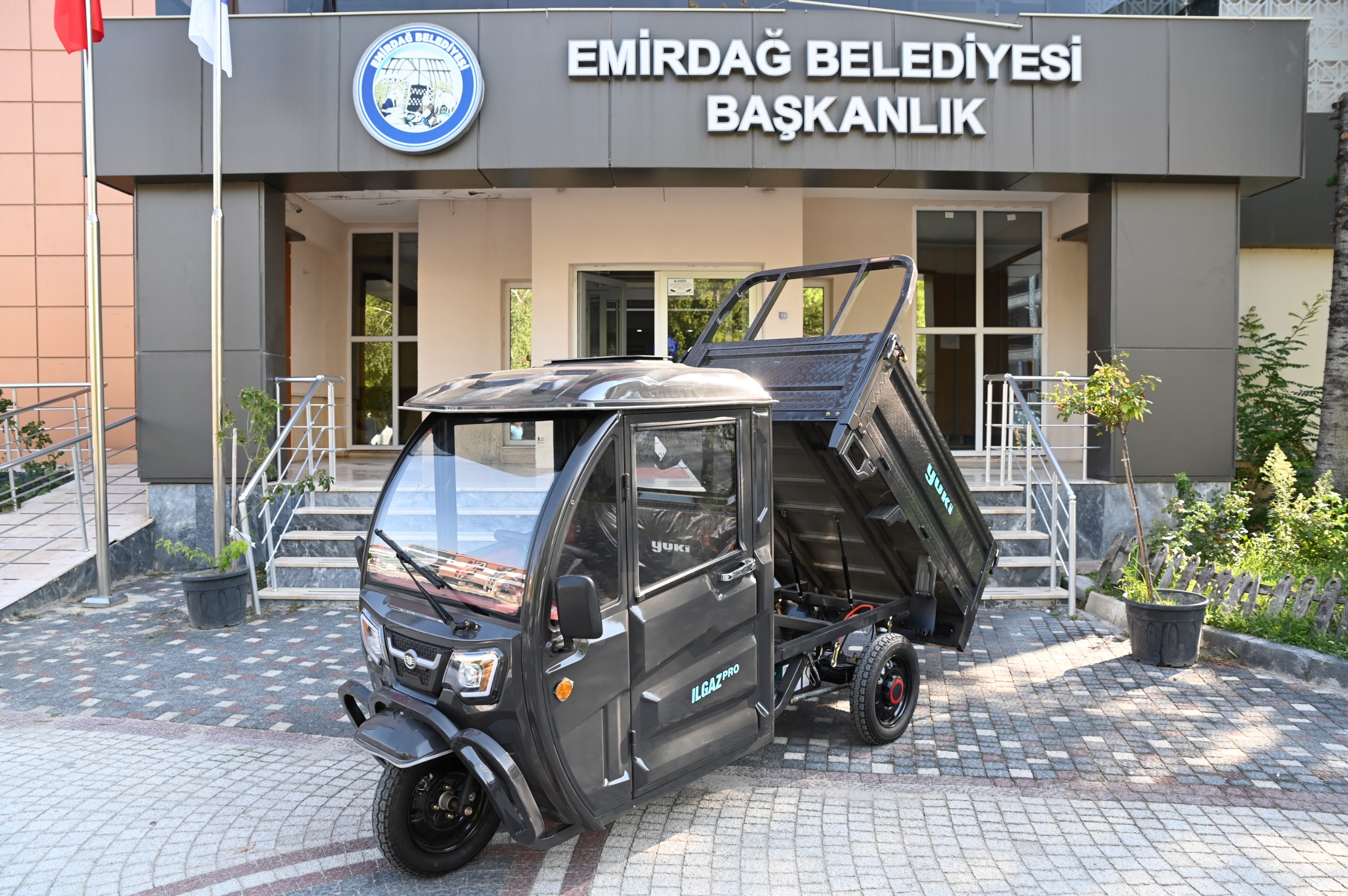 EMİRDAĞ BELEDİYESİ'NE BİR ARAÇ DAHA HİBE EDİLDİ