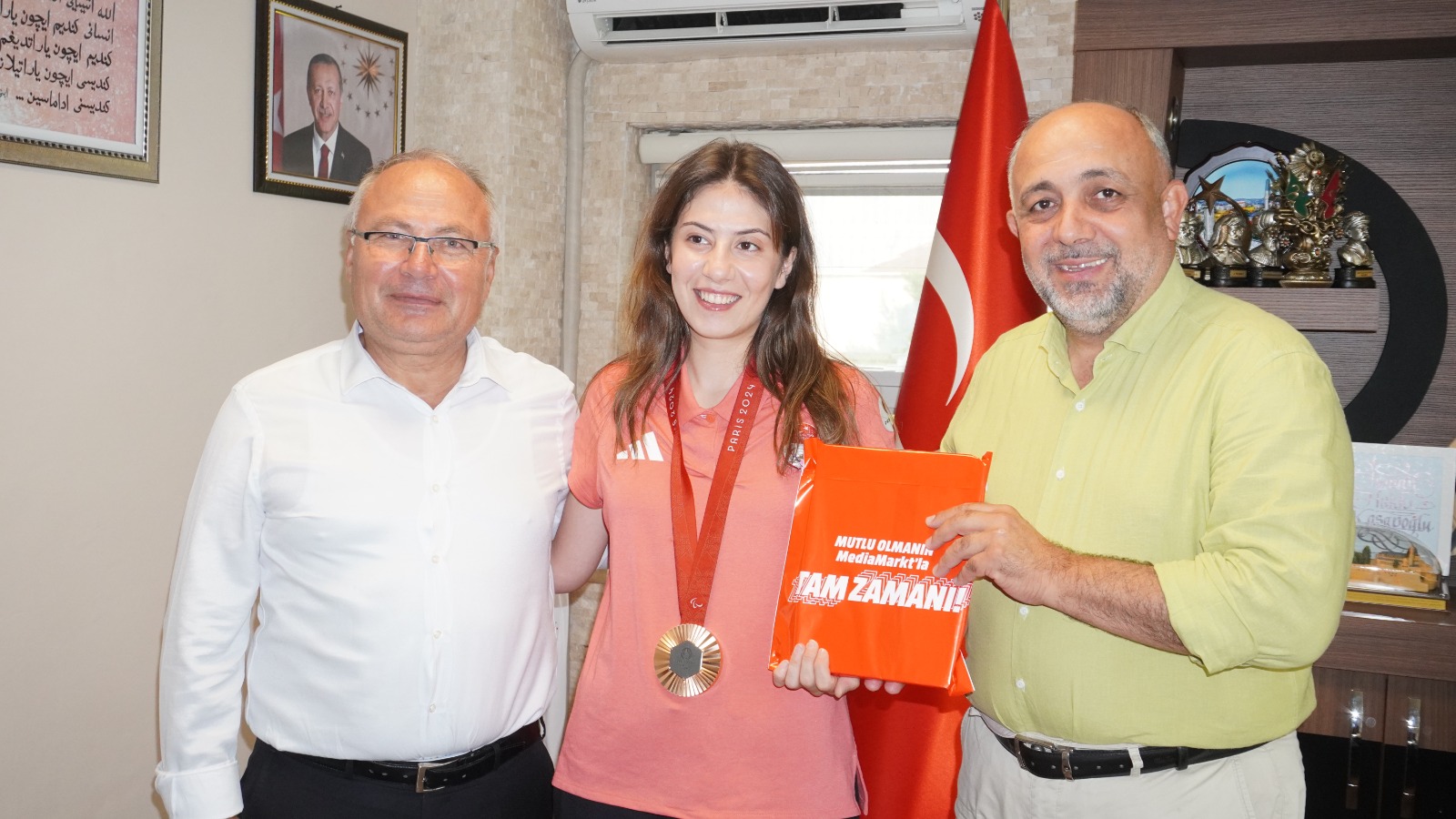 Meryem Betül Çavdar’a İl Müdürü Kasapoğlu'ndan Tebrik