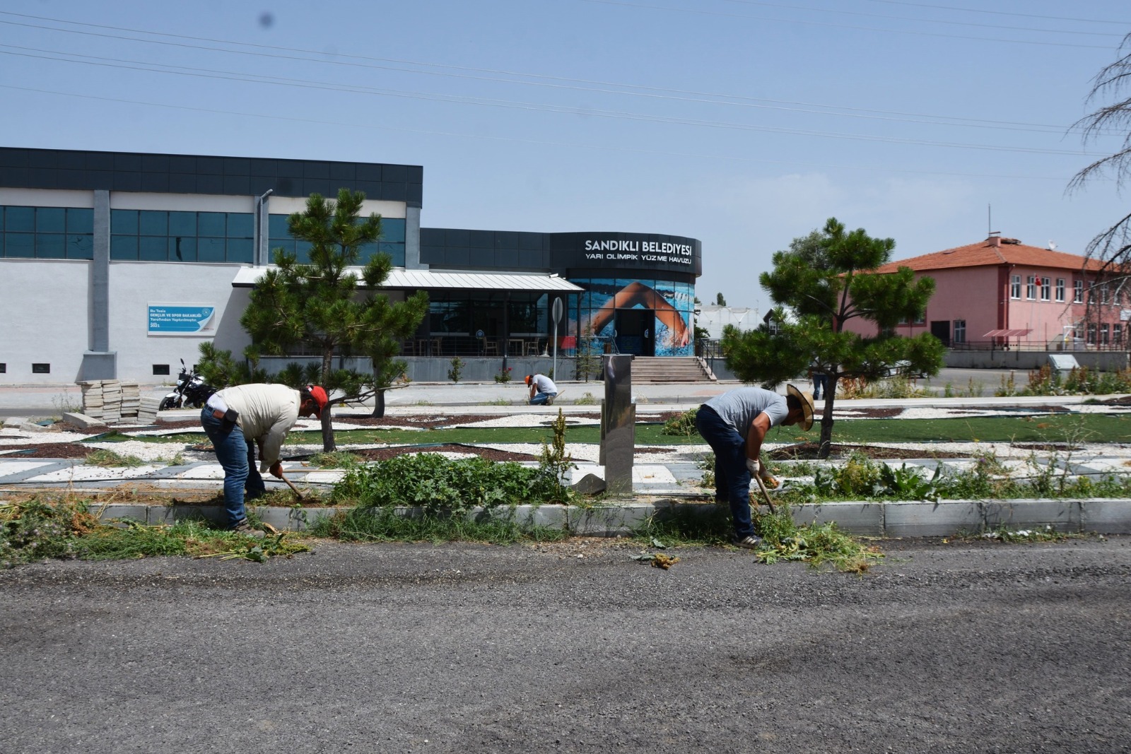 SANDIKLI BELEDİYESİ PEYZAJ ÇALIŞMALARI DEVAM EDİYOR