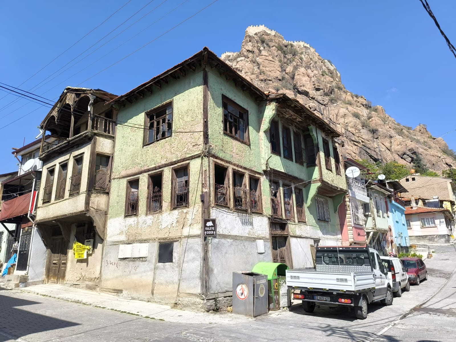 İÇİ TAHRİP EDİLEN TARİHİ KONAK 