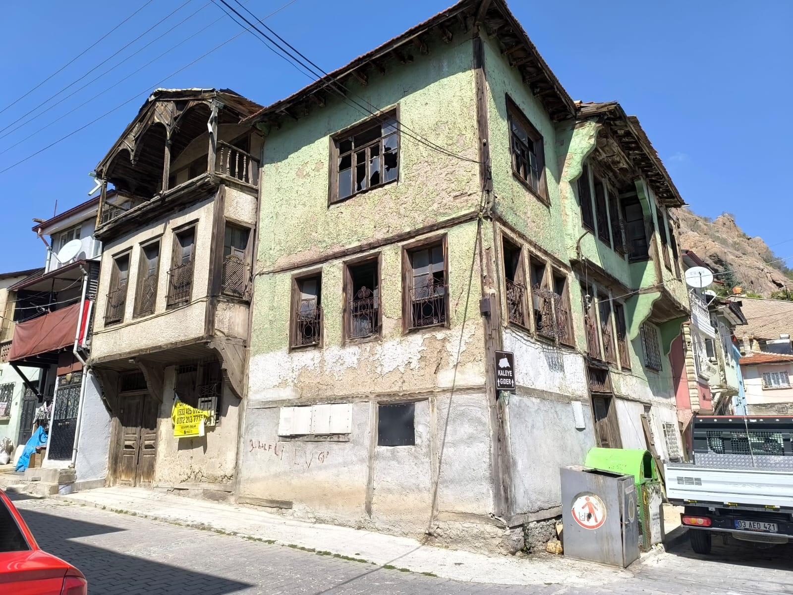 İÇİ TAHRİP EDİLEN TARİHİ KONAK 