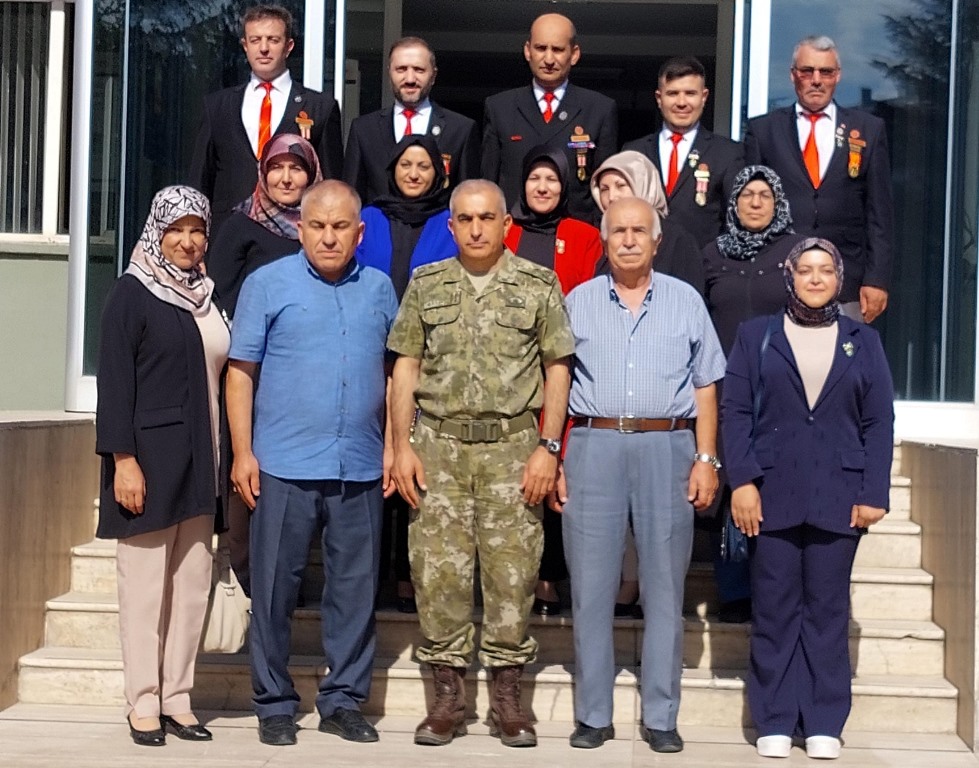 KUMARTAŞLI VE İKMAL GARNİZON KOMUTANI ŞEHİT AİLELERİNİ ZİYARET ETTİ