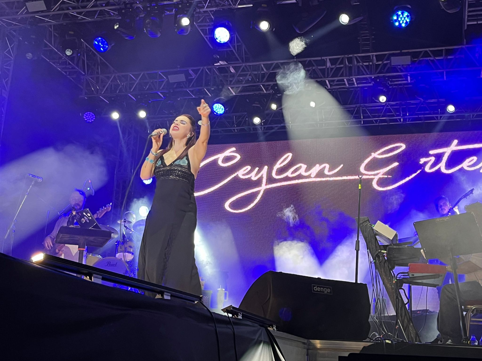 Ceylan Ertem'den Hafızalara Kazınan Performans