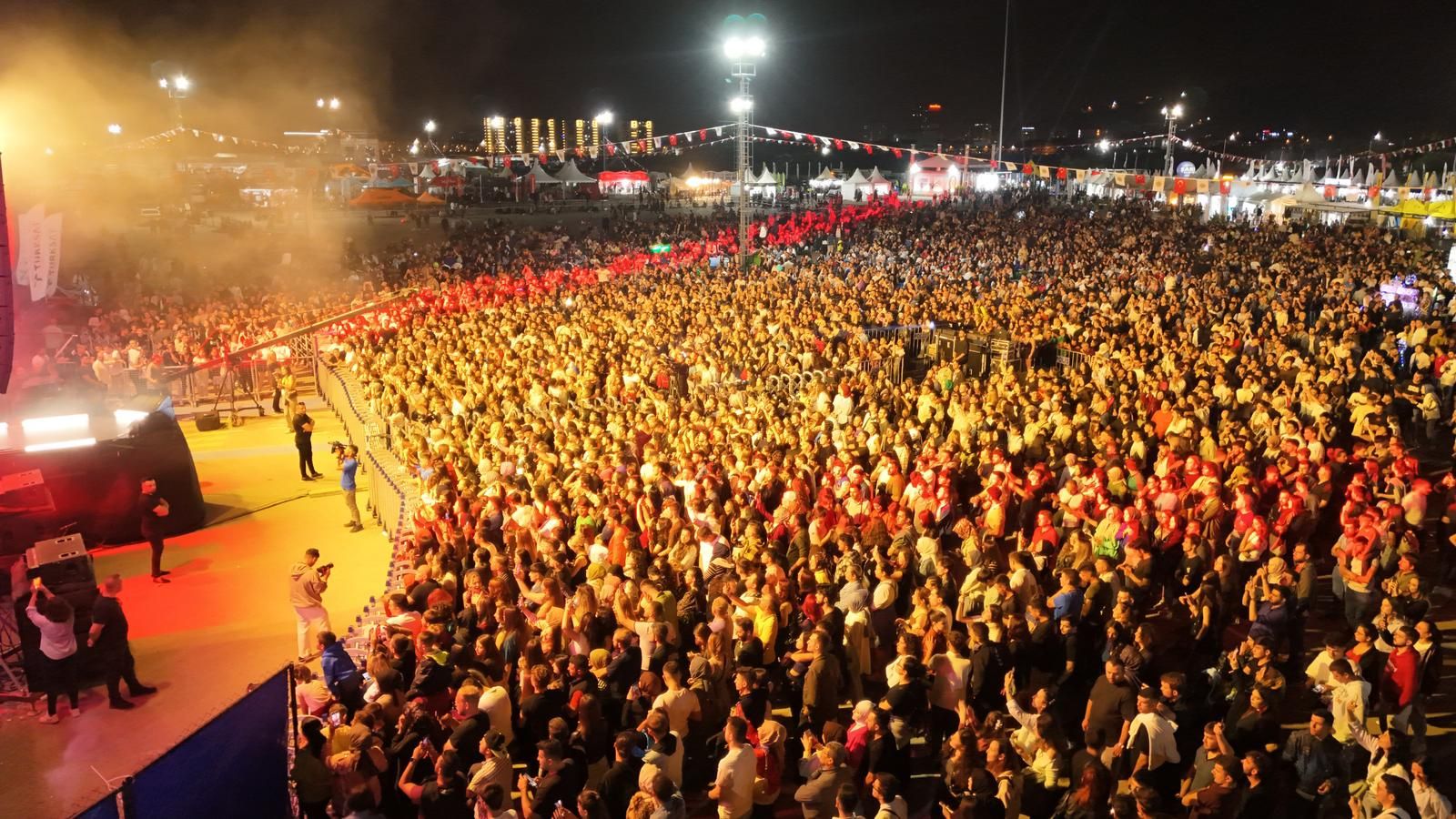 MOTOSİKLET AKROBASİ GÖSTERİLERİ NEFES KESTİ