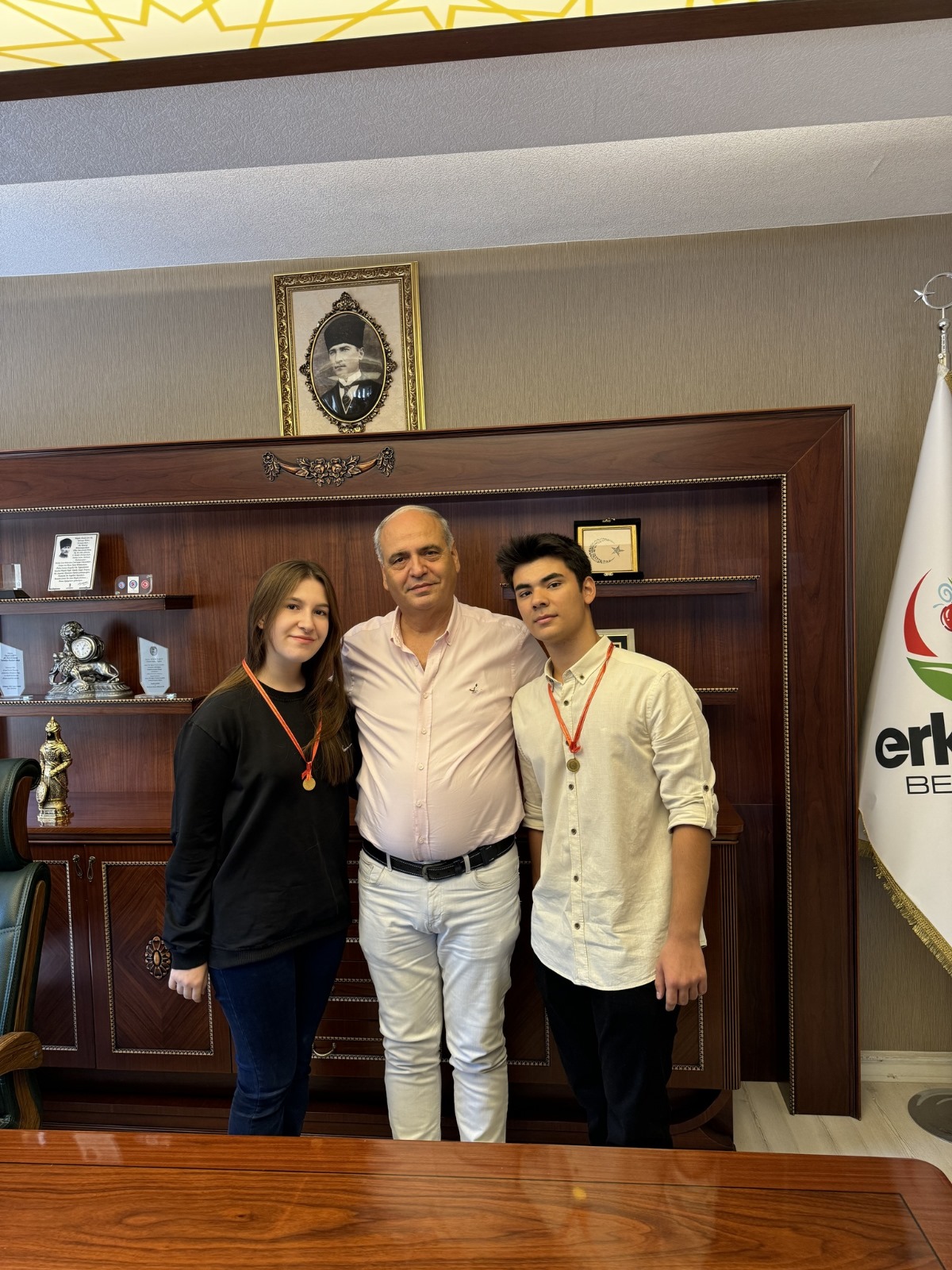 Başkan Şahin’den Dereceye Giren Öğrencilere Cumhuriyet Altını!