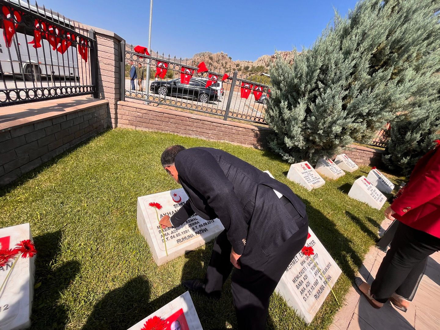 Ak Parti Milletvekilleri Patlamada Şehit Olan 25 Askeri Andı