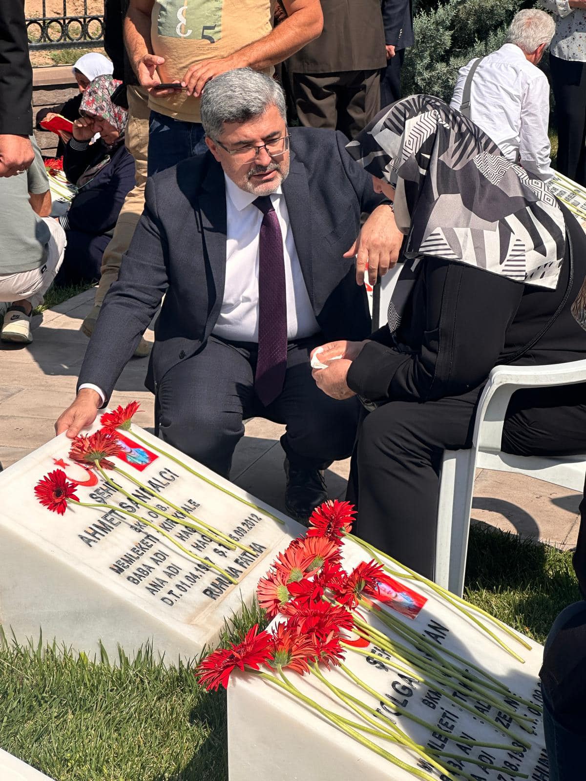 Ak Parti Milletvekilleri Patlamada Şehit Olan 25 Askeri Andı