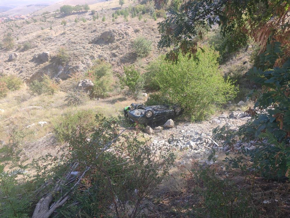 Afyon’da Feci Kaza!  Araç takla atarak şarampole yuvarlandı: 4 yaralı