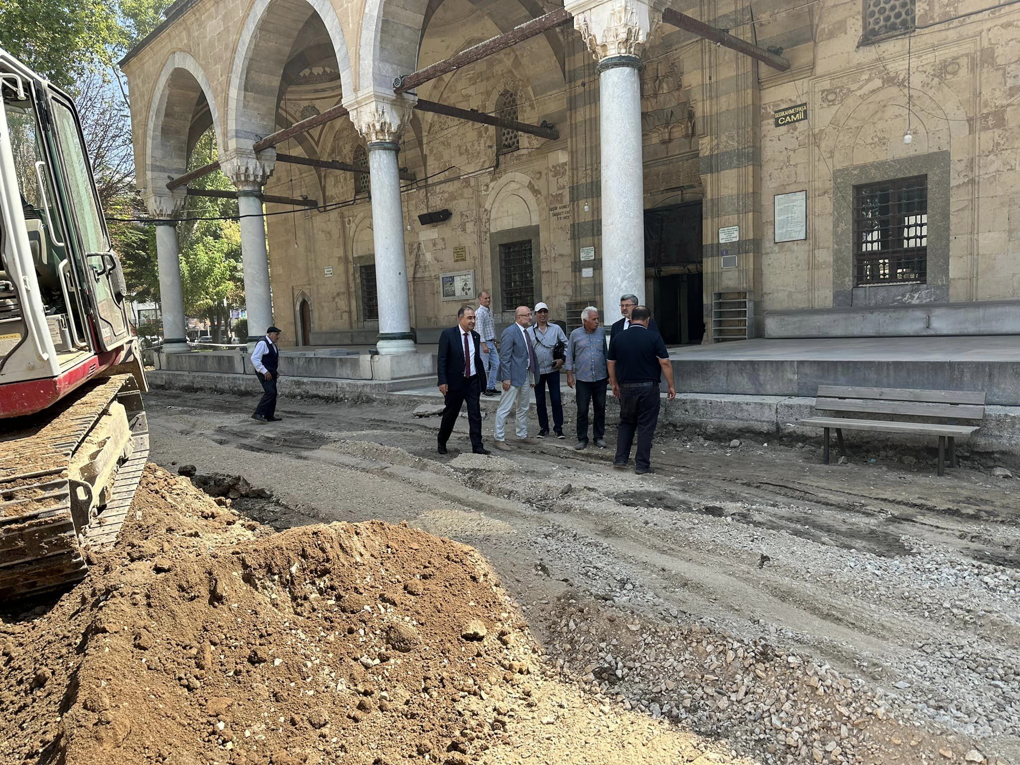 AK Partili Özkaya Yerinde İnceledi İmaret Camii’nde Çalışmalar Sürüyor