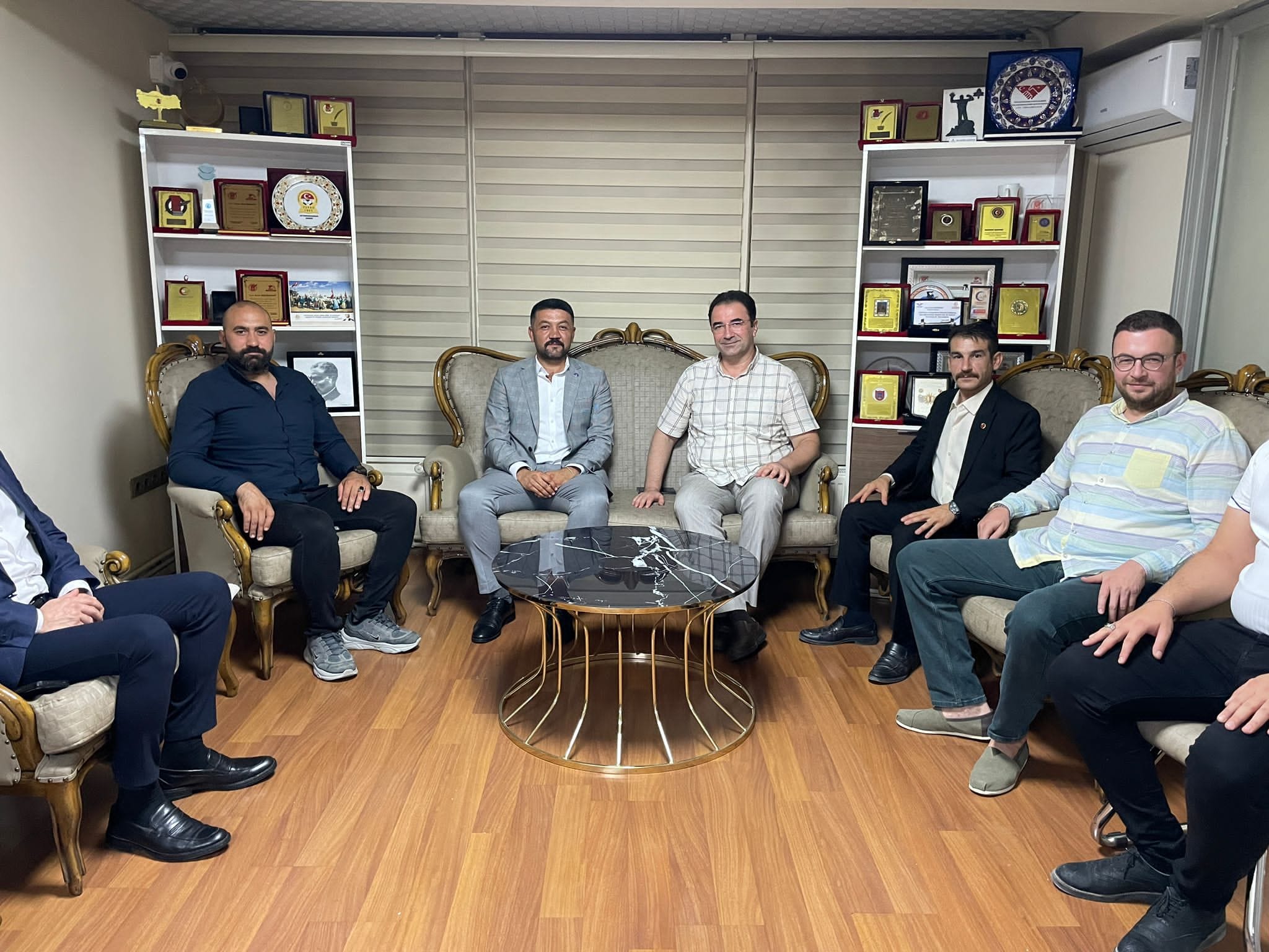 Ülkü Ocakları’ndan Gazeteci Sezer Küçükkurt’a Anlamlı Ziyaret