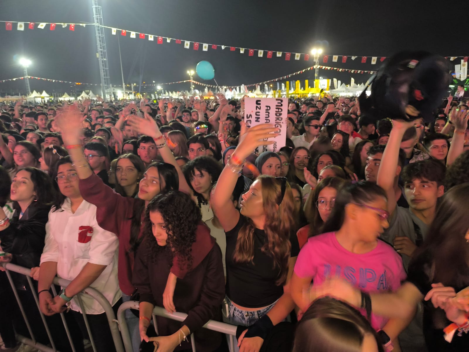 MADRİGAL'DAN UNUTULMAYACAK PERFORMANS