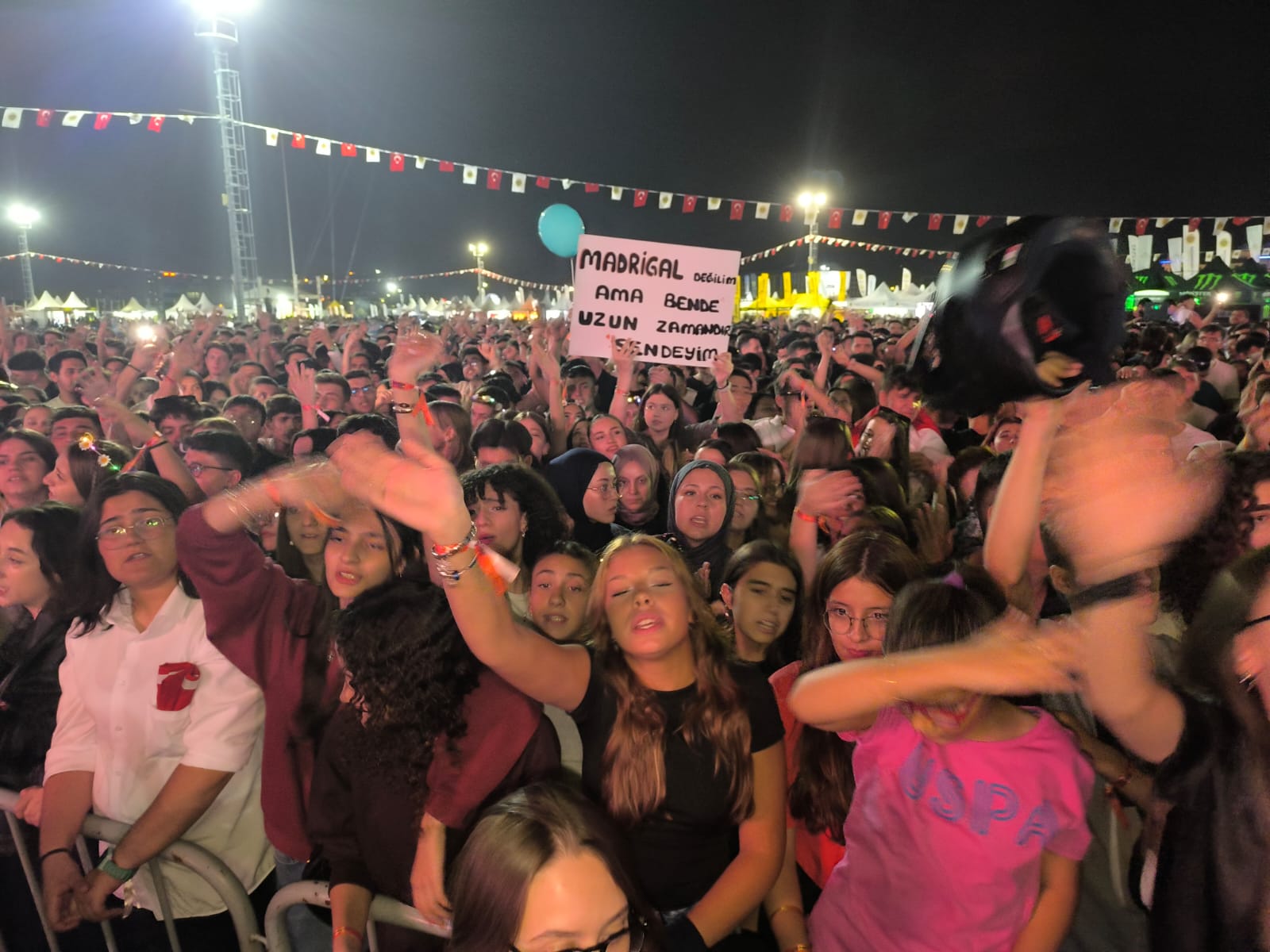MADRİGAL'DAN UNUTULMAYACAK PERFORMANS