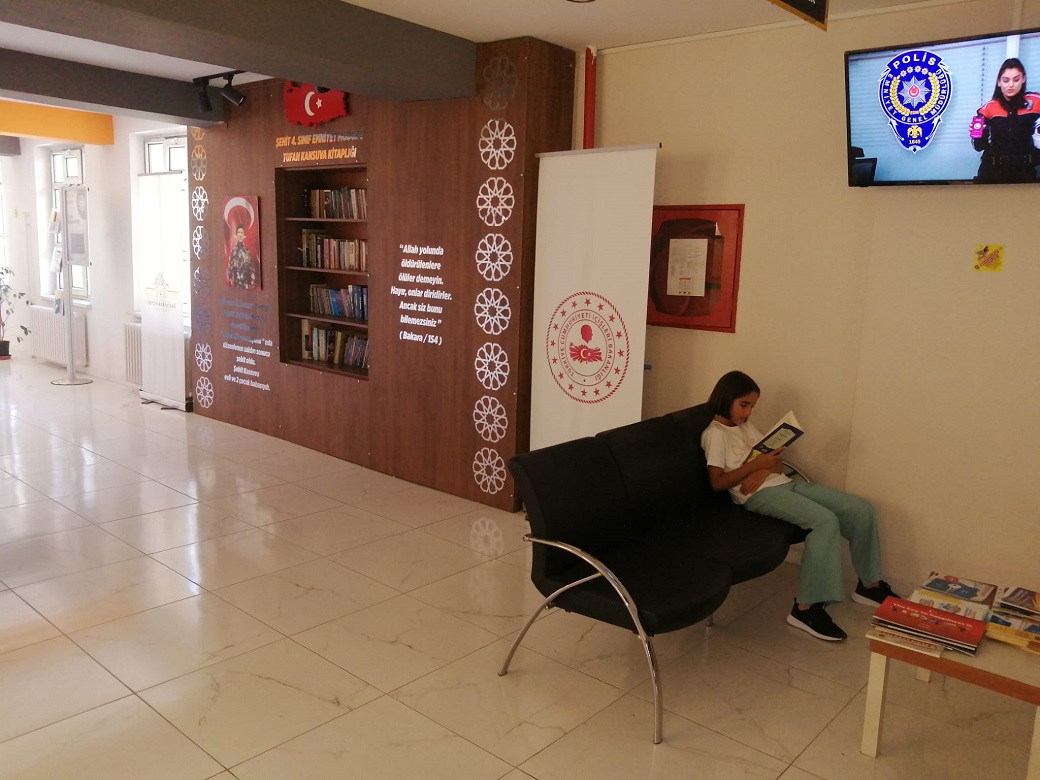 "Afyonkarahisar Nüfus Müdürlüğü'nde Kitap Okuyan Minik Öğrenci Paylaşımı İlgi Çekti"