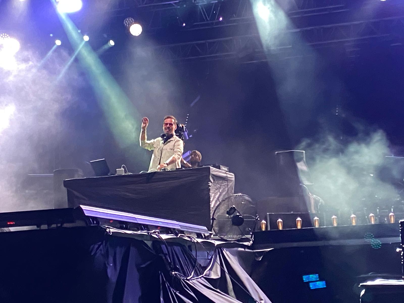 DJ Emre Kınay  konser öncesi performansı ile coşturdu