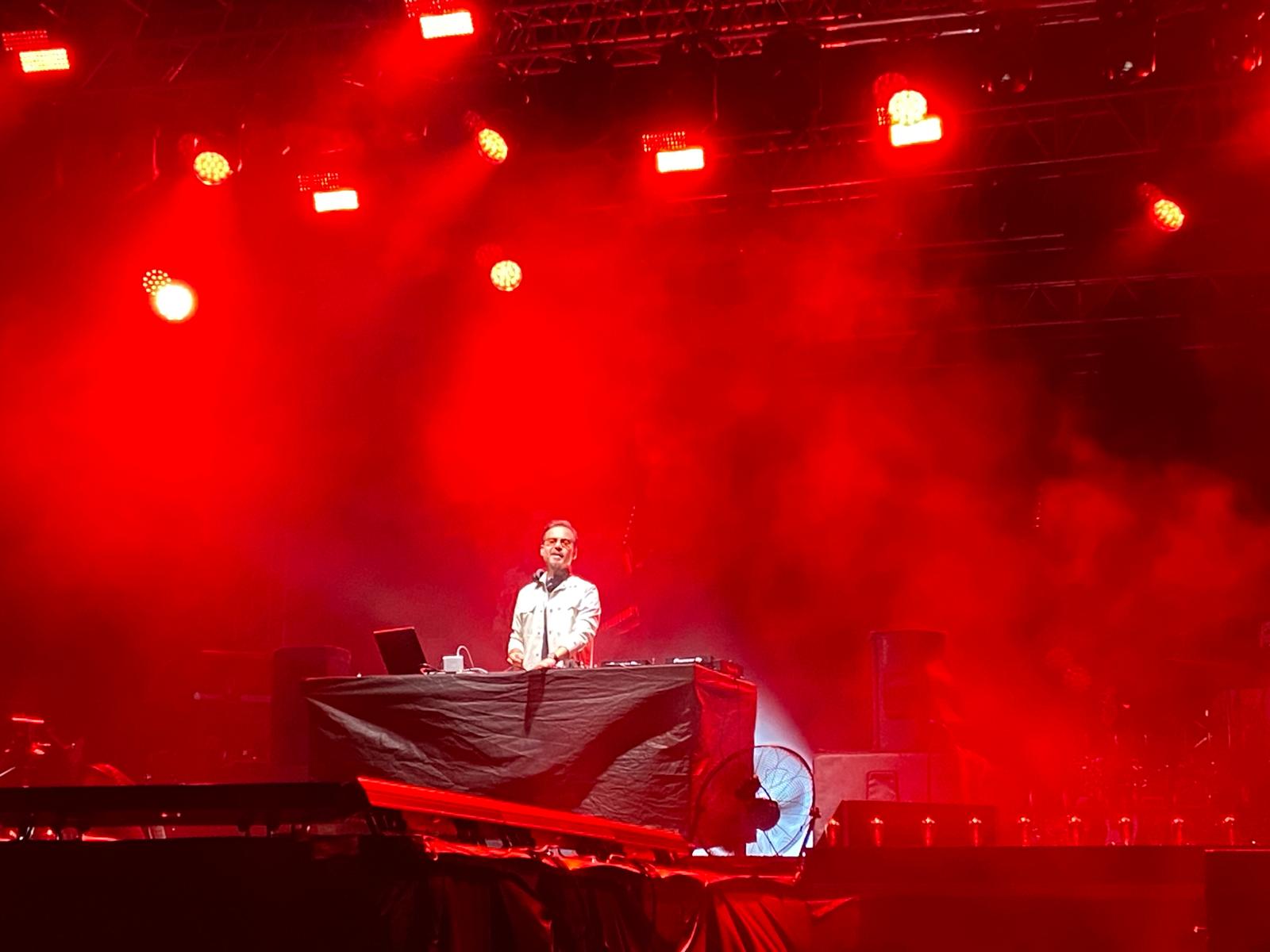 DJ Emre Kınay  konser öncesi performansı ile coşturdu