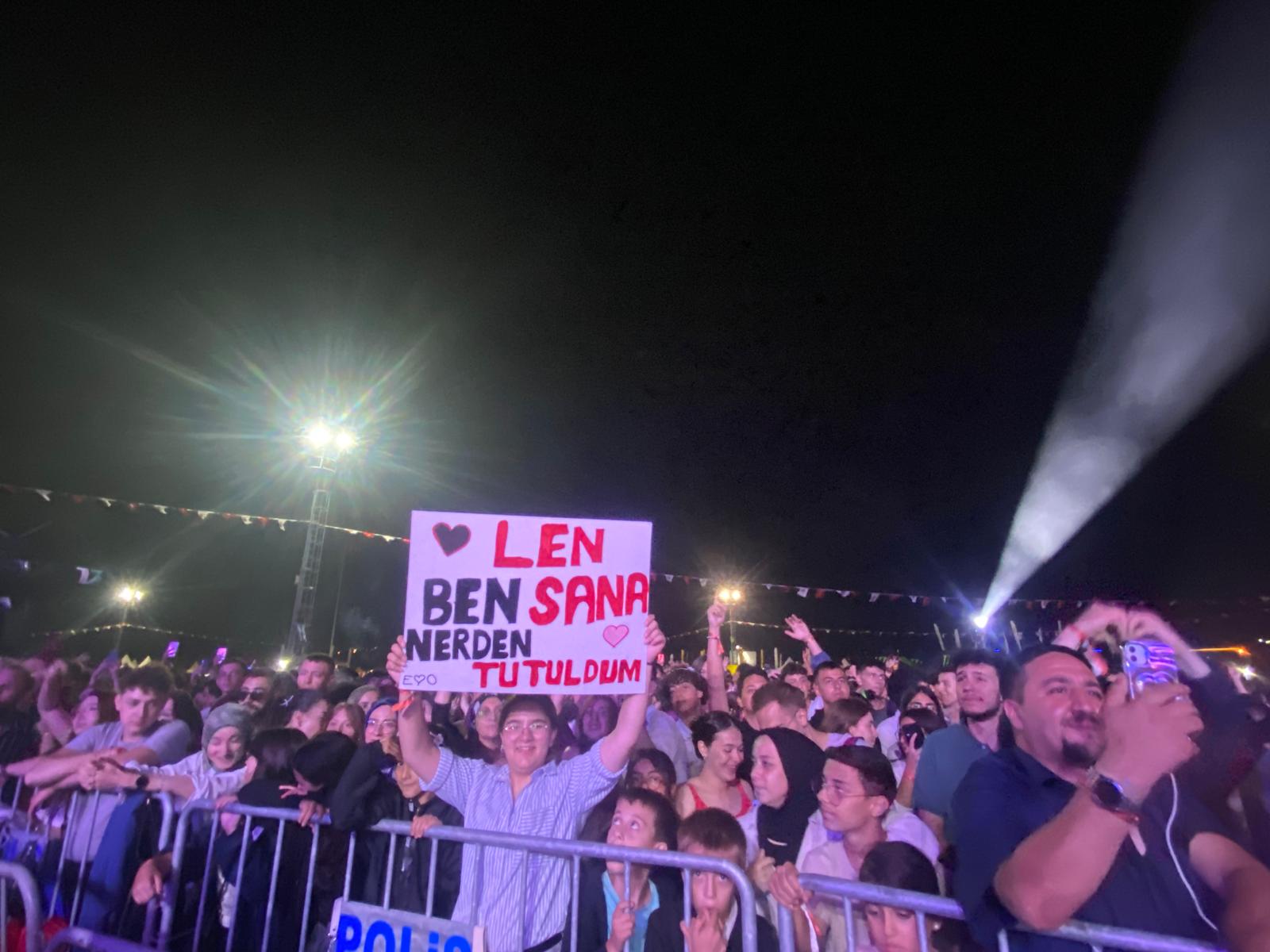 DJ Emre Kınay  konser öncesi performansı ile coşturdu