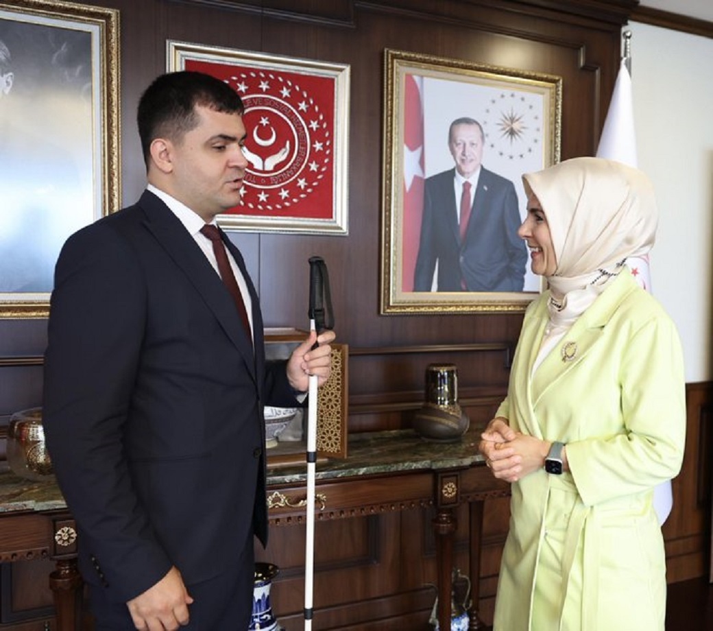 Bakan Göktaş Paylaştı: Türkiye'nin İlk Görme Engelli Hakimi Sabit Kılıç Görevine Başladı