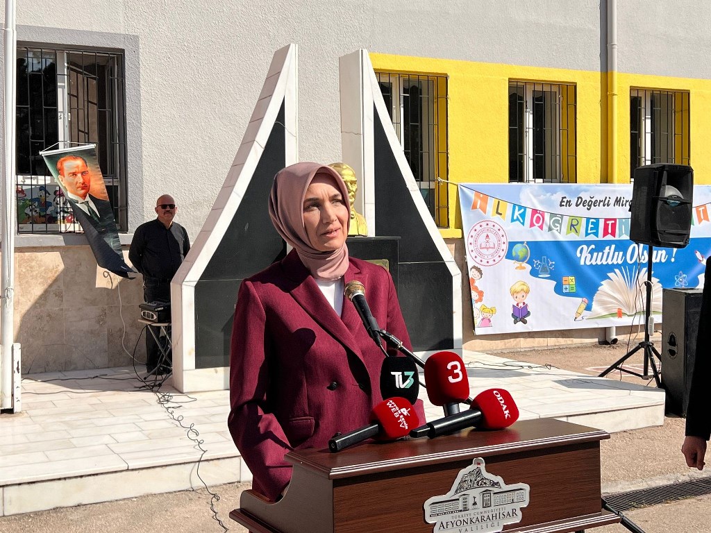 AFYON'DA YENİ EĞİTİM DÖNEMİ 143 BİN ÖĞRENCİ İLE BAŞLADI
