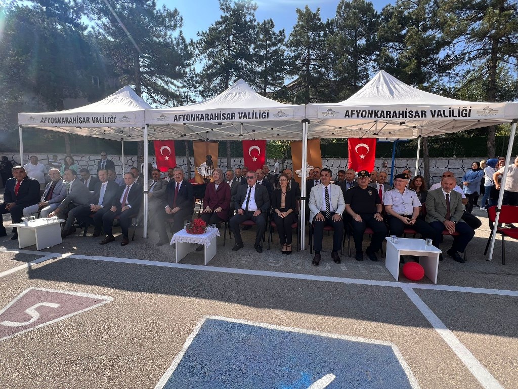 AFYON'DA YENİ EĞİTİM DÖNEMİ 143 BİN ÖĞRENCİ İLE BAŞLADI
