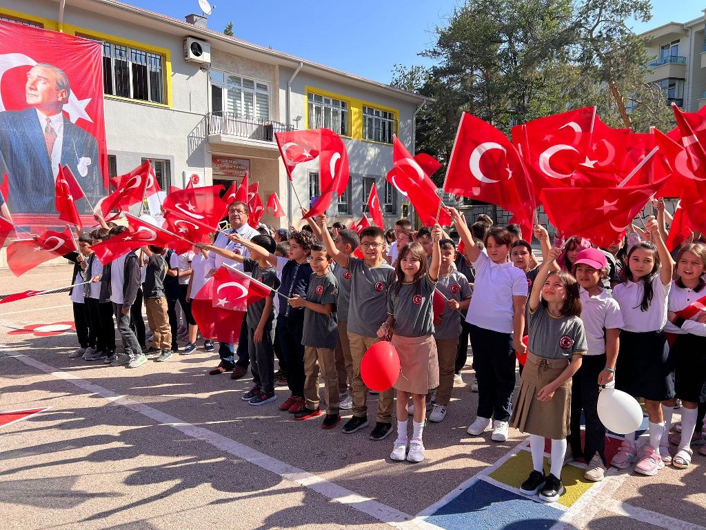 AFYON'DA YENİ EĞİTİM DÖNEMİ 143 BİN ÖĞRENCİ İLE BAŞLADI