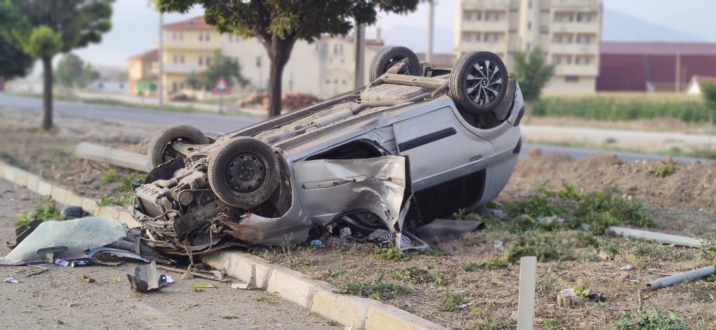 TAKLA ATAN ARAÇTA KAZAYI ŞANS ESERİ YARALI ATLATTILAR