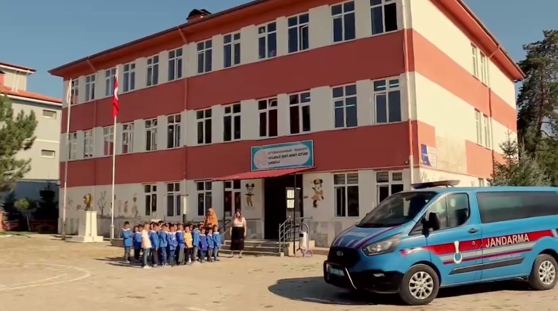 Jandarma Ekipleri Çocukların Güvenliği İçin Harekete Geçti