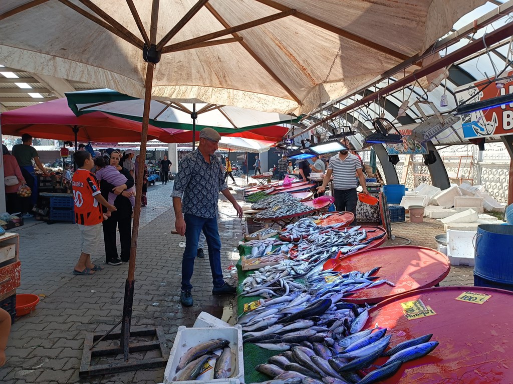 VATANDAŞLAR BALIK TEZGÂHLARINA AKIN ETTİ