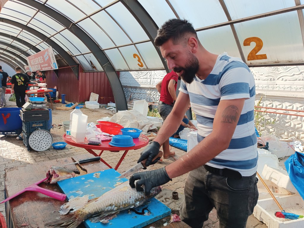 VATANDAŞLAR BALIK TEZGÂHLARINA AKIN ETTİ