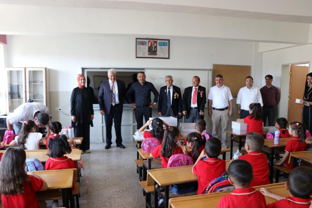 BAŞKAN TOPÇU'DAN İLKOKUL ÖĞRENCİLERİNE ANLAMLI ZİYARET