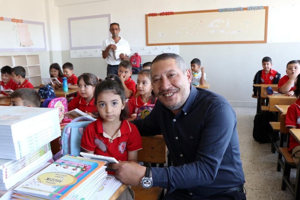 BAŞKAN TOPÇU'DAN İLKOKUL ÖĞRENCİLERİNE ANLAMLI ZİYARET