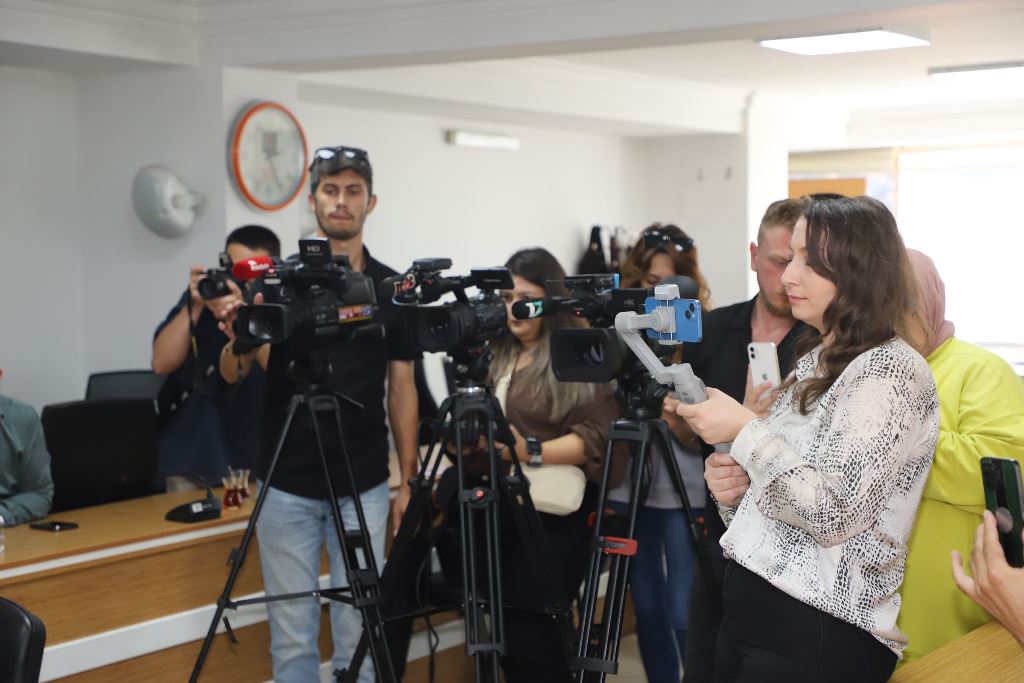 AK PARTİ'DEN SERT ELEŞTİRİ: "SOL YUMRUKLAR HAVAYA" TEPKİSİ
