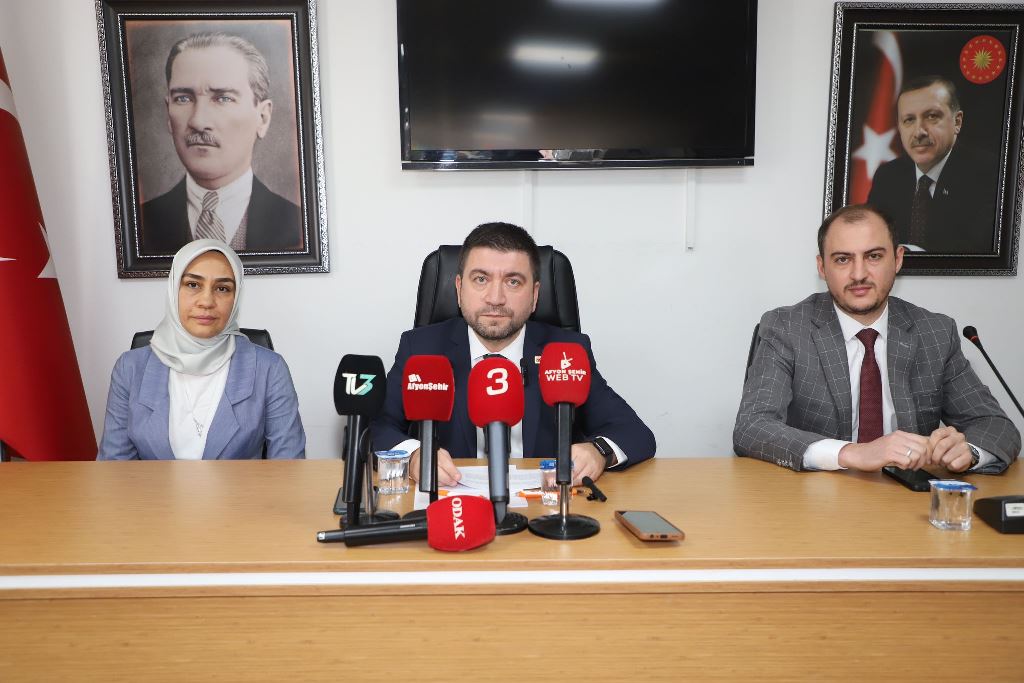 AK PARTİ'DEN SERT ELEŞTİRİ: "SOL YUMRUKLAR HAVAYA" TEPKİSİ